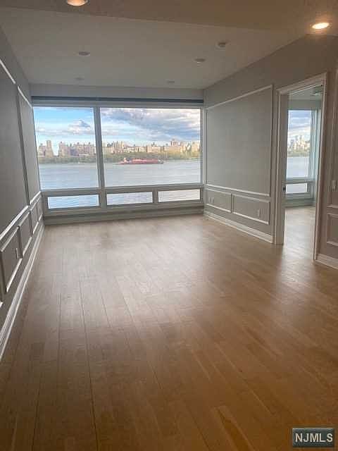 1st image of 9 Somerset Ln #319