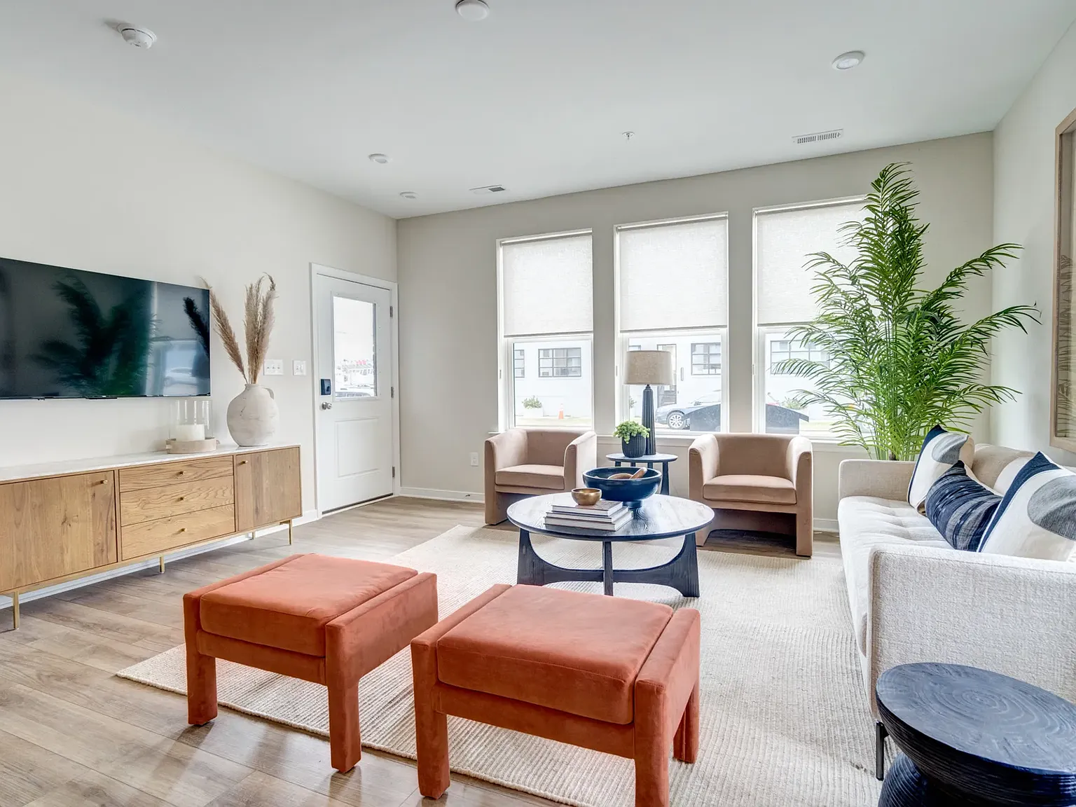 3 bed, 2.5 bath, 1517 sqft, $3,300 — Photo 3