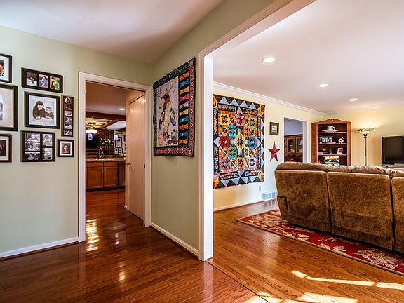 5th image of 211 Dunbar Pl