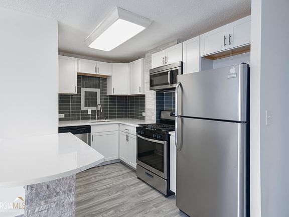 4th image of 2285 Peachtree Rd NE Unit 902