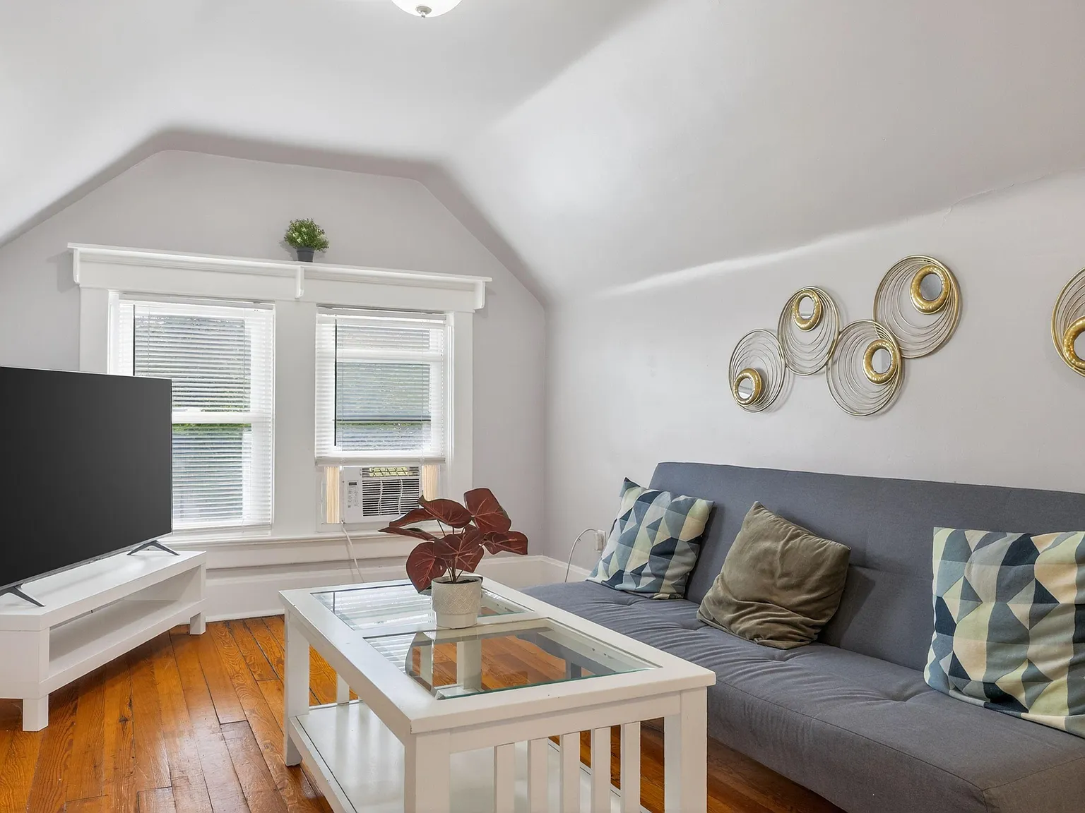 4 bed, 3.0 bath, 2093 sqft, $1,308 — Photo 4