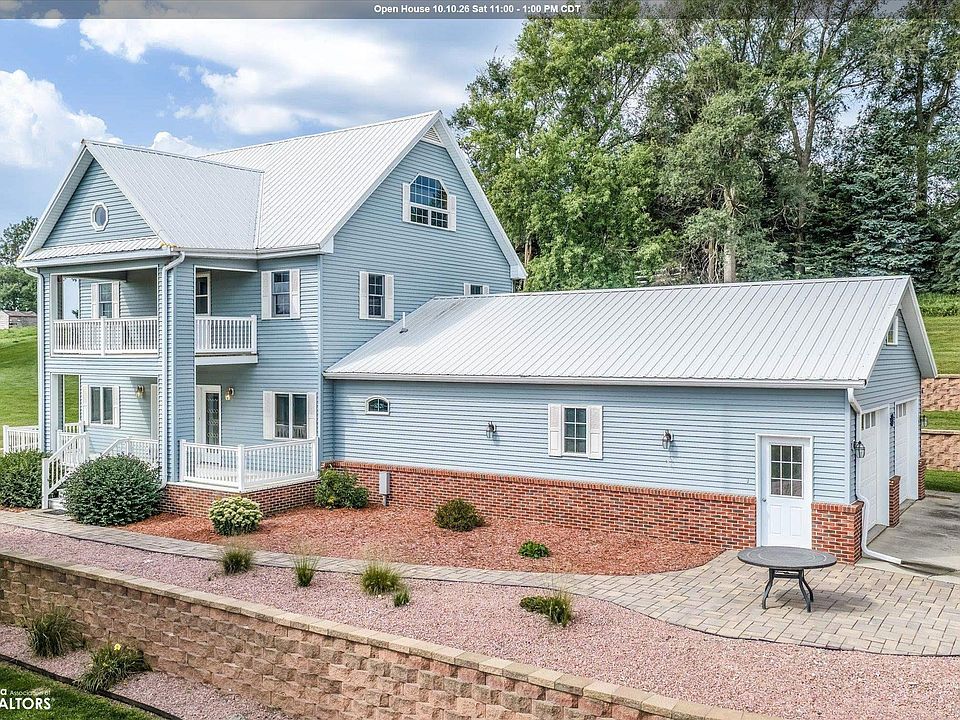 1st image of 809 Railway St