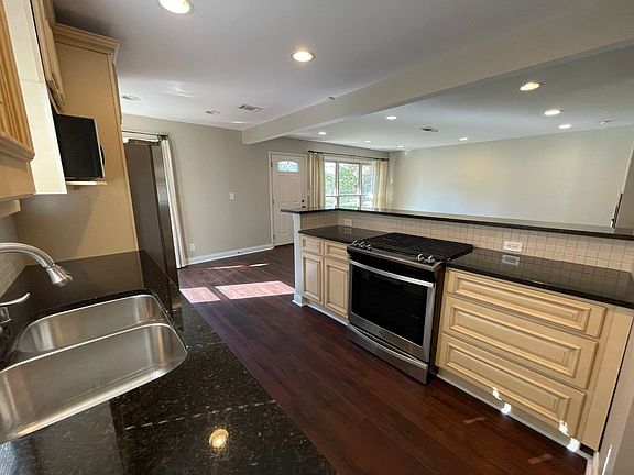 3rd image of 2383 Clarendon Ave