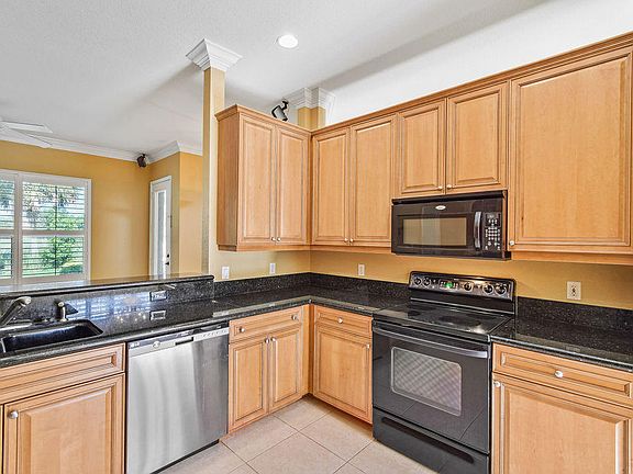 5th image of 426 NW Canterbury Ct