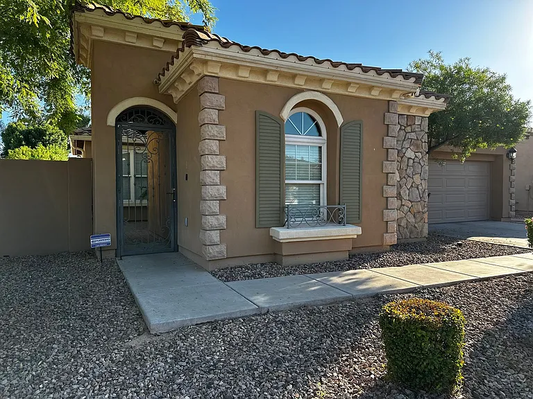 2303 E Dogwood Dr — Photo 2