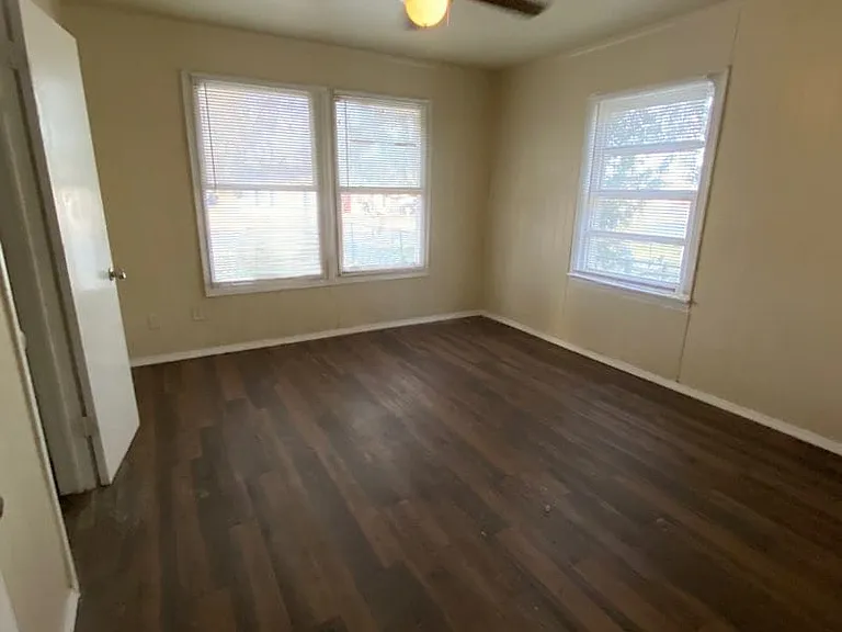 303 39th St — Photo 9