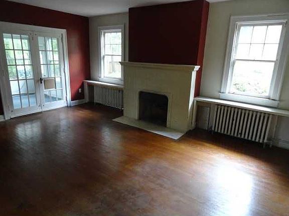 4th image of 208 Clopper St