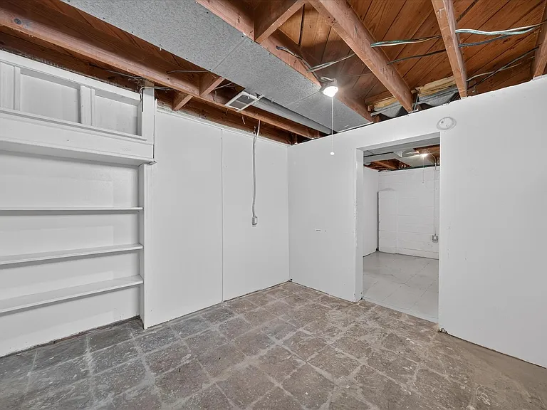2090 Cicotte Ave — Photo 31