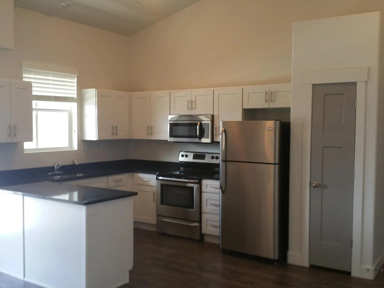 1070 Riches Ave — Photo 2