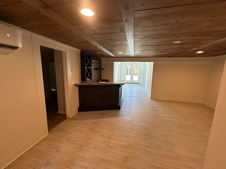 6423 S Claiborne Ave — Photo 15