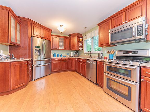 3rd image of 952 Colony Dr