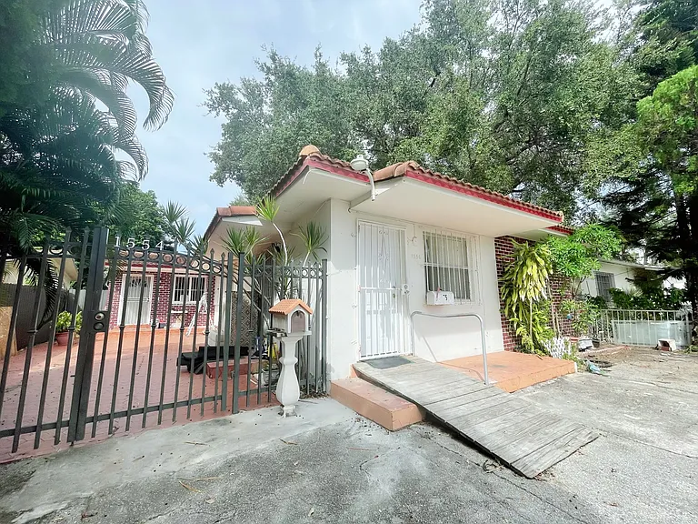 1556 NW 24th Ct — Photo 8
