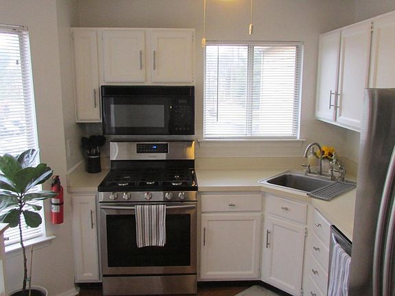 3rd image of 415 Silvia St
