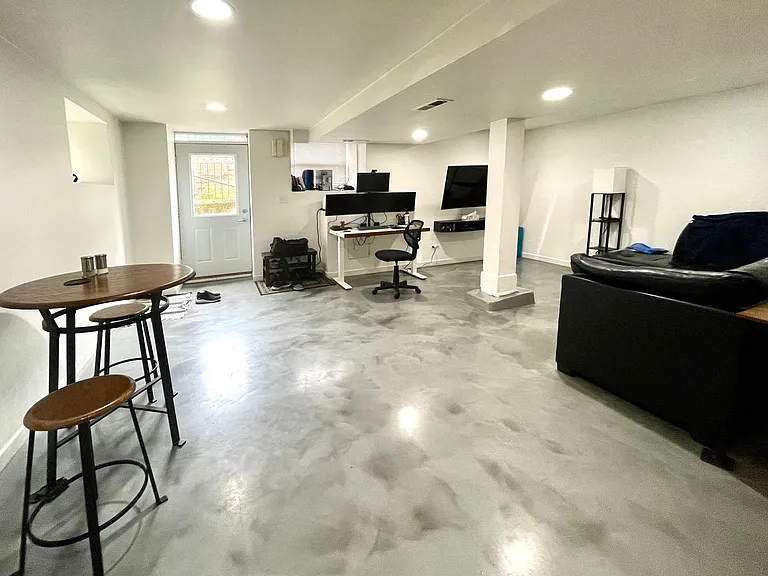 2039 W Erie St #G — Photo 4