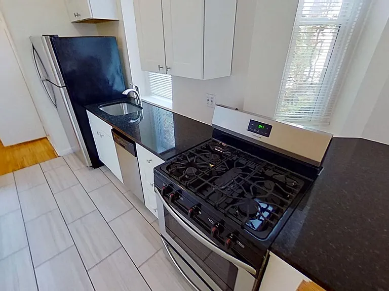 512 Jersey Ave — Photo 3