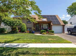 1029 N Monroe Ave, Lindenhurst, NY 11757