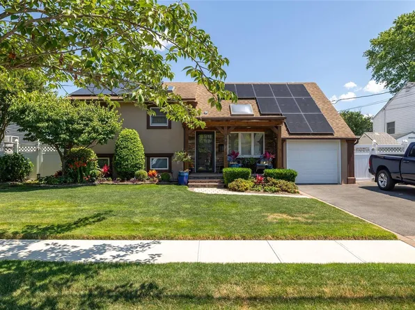 1029 N Monroe Avenue, Lindenhurst, NY 11757