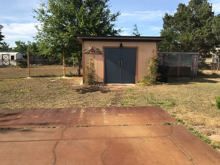 705 Joan Ln — Photo 7