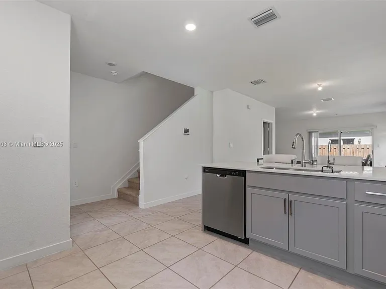 377 NE 1st Dr — Photo 9