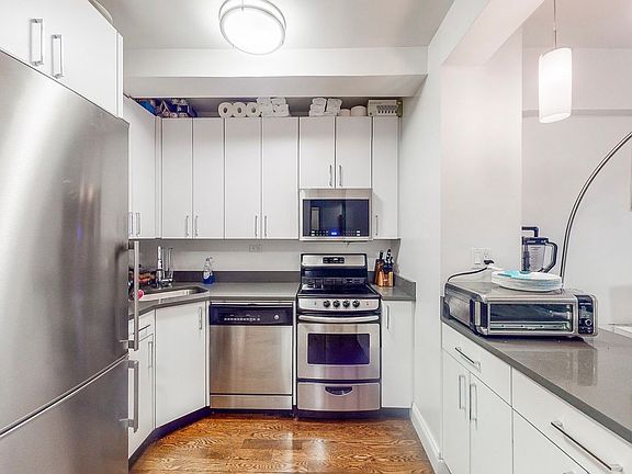4th image of 219 E 69th St APT 1e