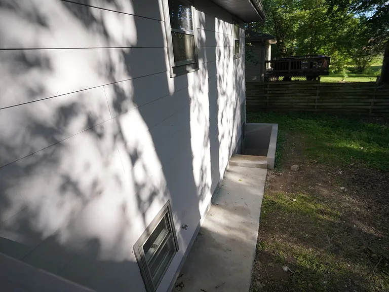1501 N Freund Ave — Photo 29