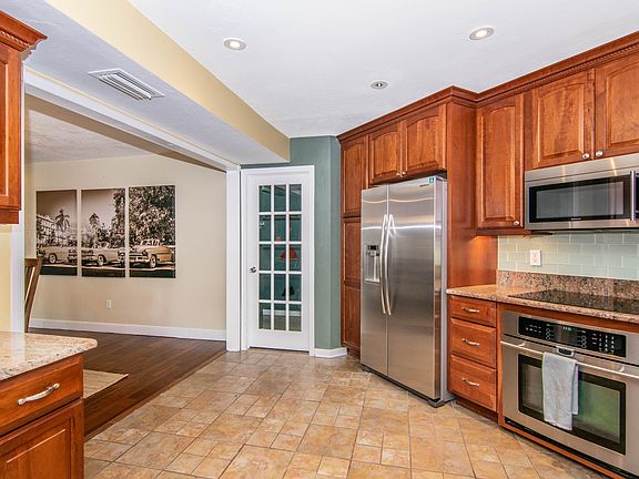 4th image of 14211 Clarendon Dr