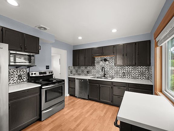 5th image of 3917 W Heroy Ave
