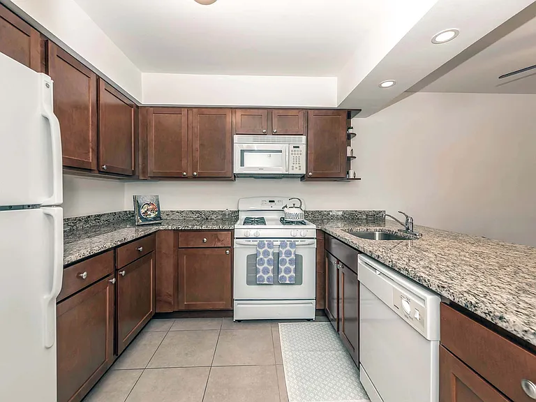 Barrington Lakes Apartments — Photo 12