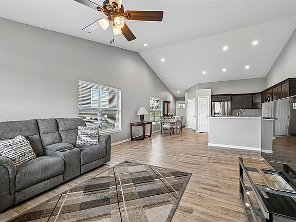 3rd image of 1395 Applewood Dr