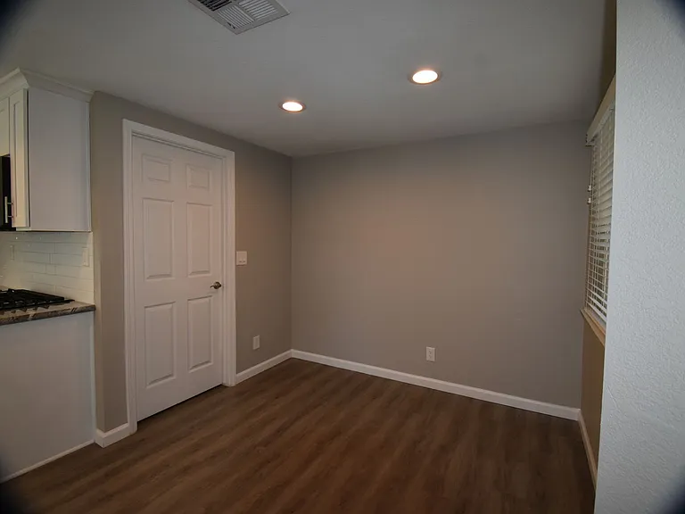 301 Willowood Ct — Photo 11