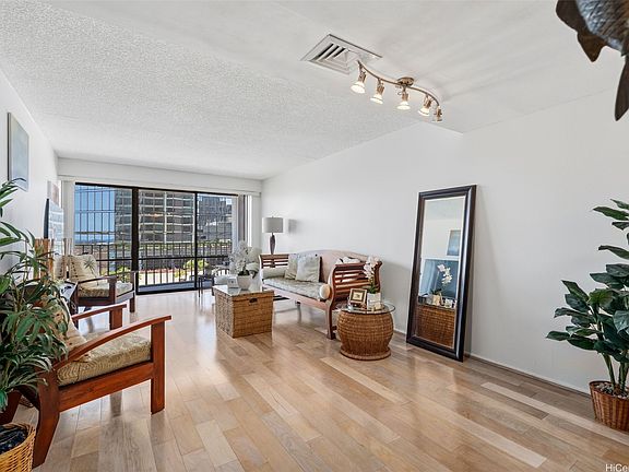 5th image of 700 Richards St APT 802