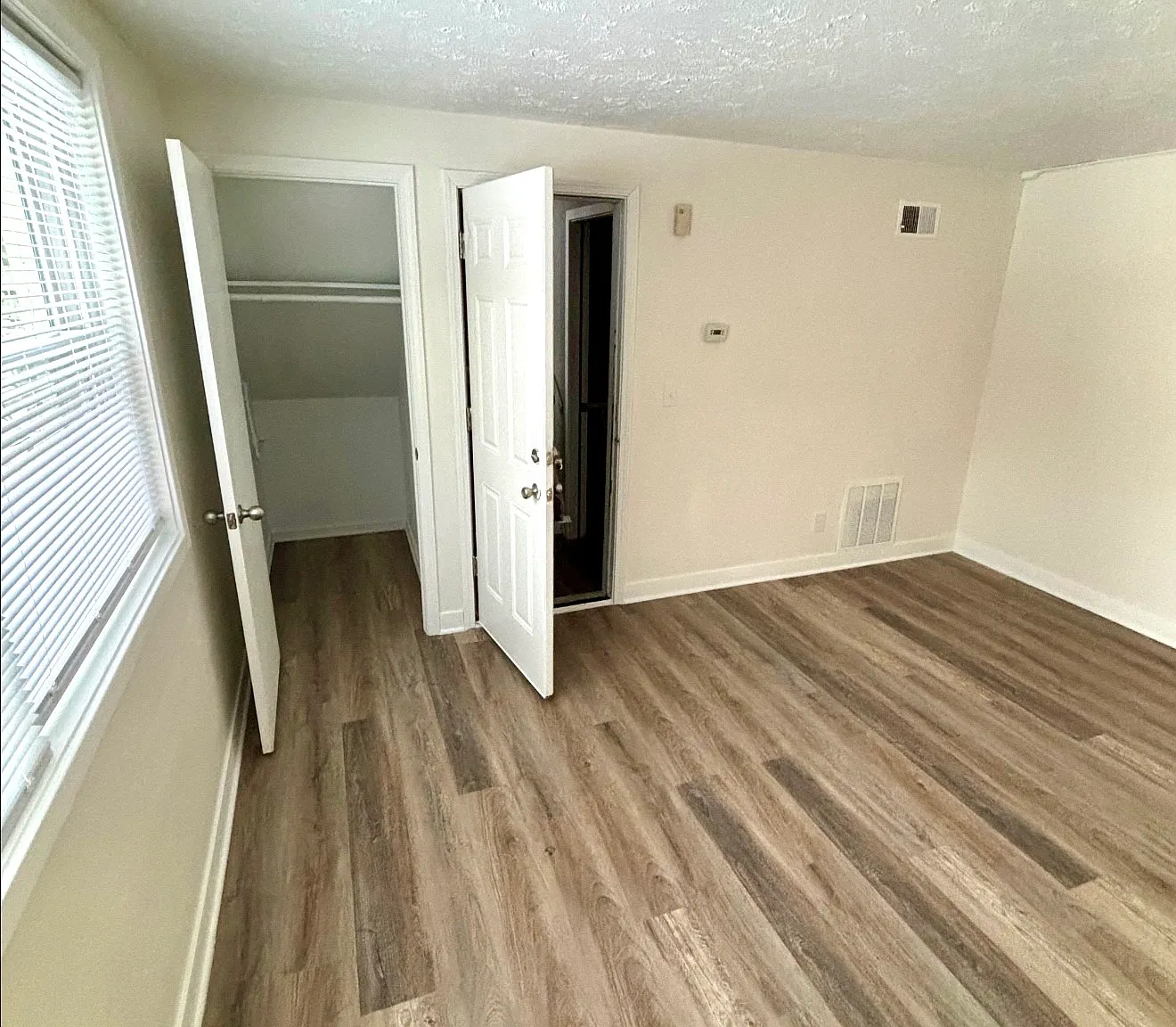 2 bed, 1000 sqft, $1,300 — Photo 4