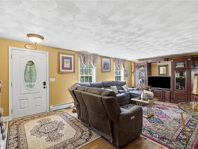 90 Rowley St — Photo 25