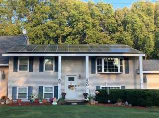 560 Lawrence Dr, Mount Zion, IL
