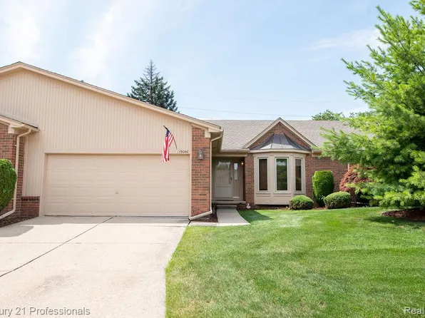 19040 Fortuna Dr S, Clinton Township, MI 48038