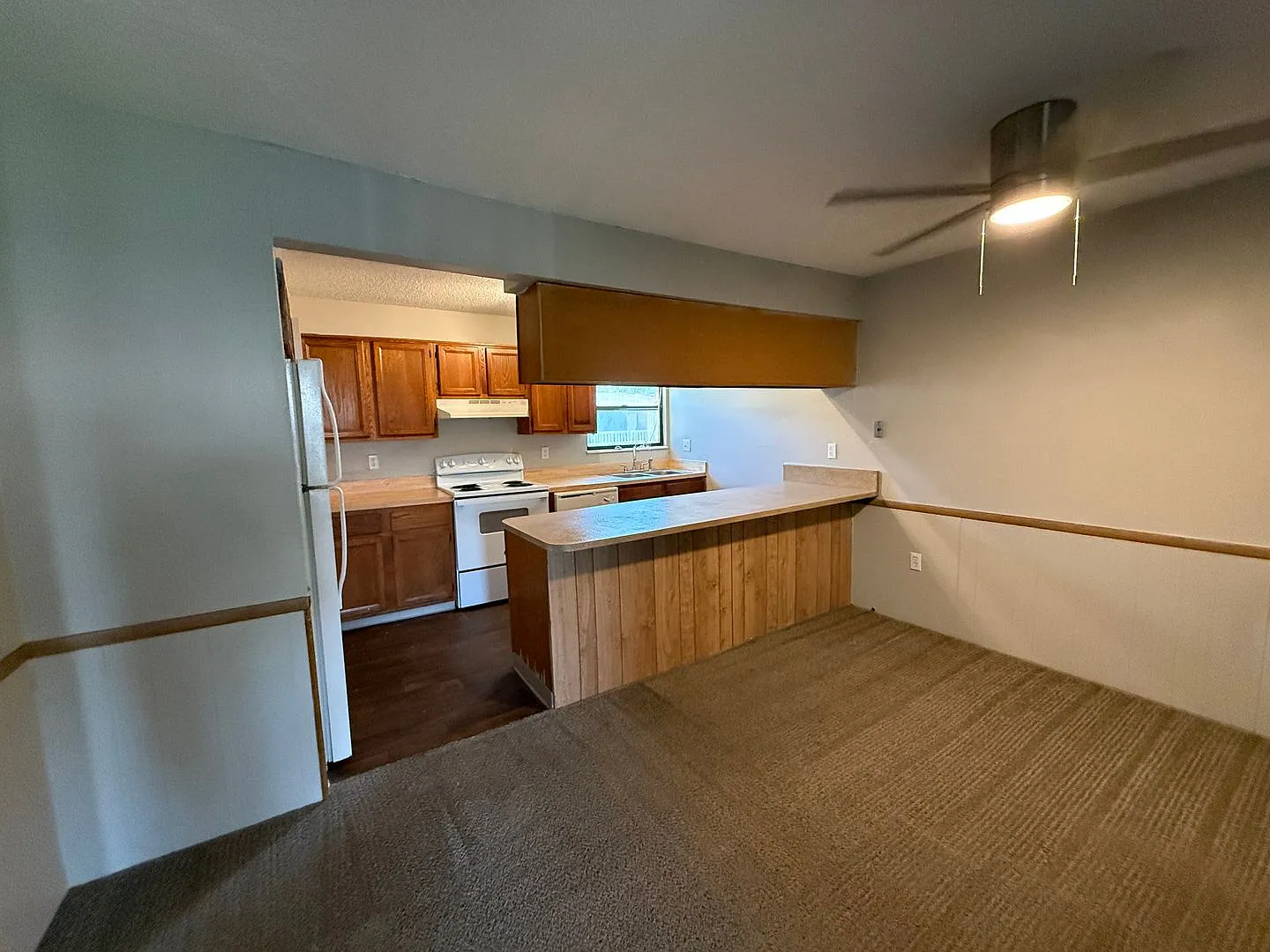 * Move In Special * 1/2 Off 2nd Month's Rent!! Spacious 876 Sf Unit - 2 Bd / 1 Ba Near Uf - Brand... — Photo 1