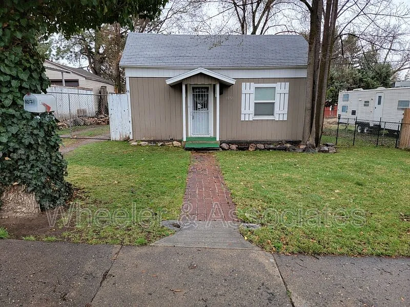 2 bed, 1.0 bath, 714 sqft, $1,295 — Photo 1