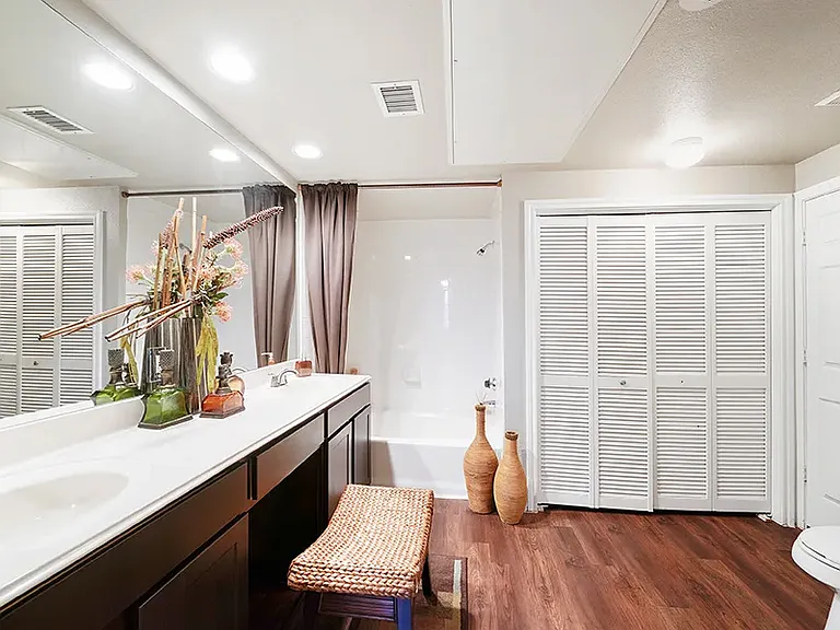 River Pointe Apartments — Photo 20