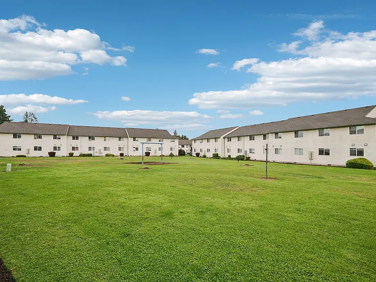 Stonehedge Court Apartments — Photo 16