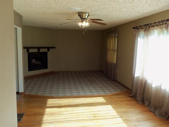 5th image of 935 Fox Ave