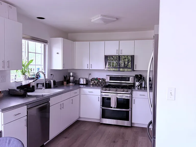 1146 Bristol Ln — Photo 3