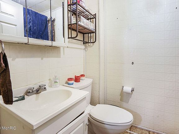 4th image of 624 Lamberton St NE