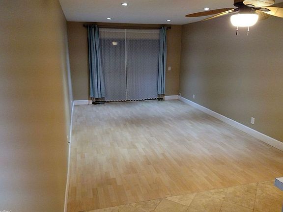 5th image of 320 E Surfside Dr