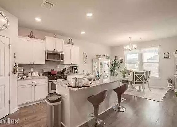 2nd image of 332 Lakeshore Vlg E