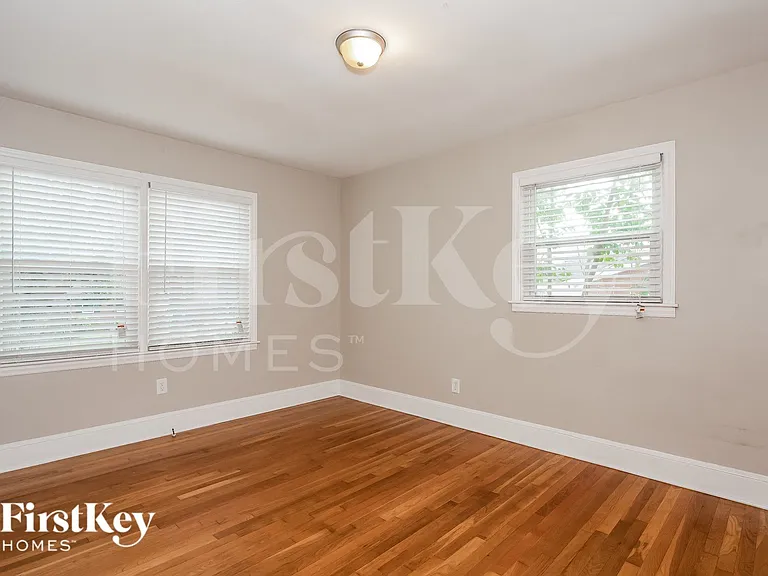 1421 Waddell St — Photo 7