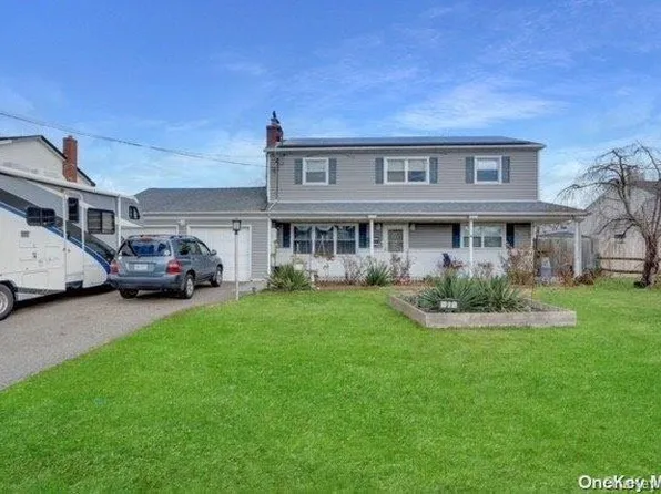 27 Chapman Place, Bay Shore, NY 11706