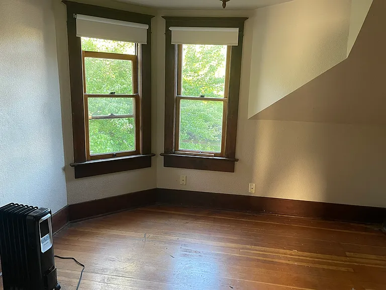 1002 N Ainsworth Ave #B — Photo 9