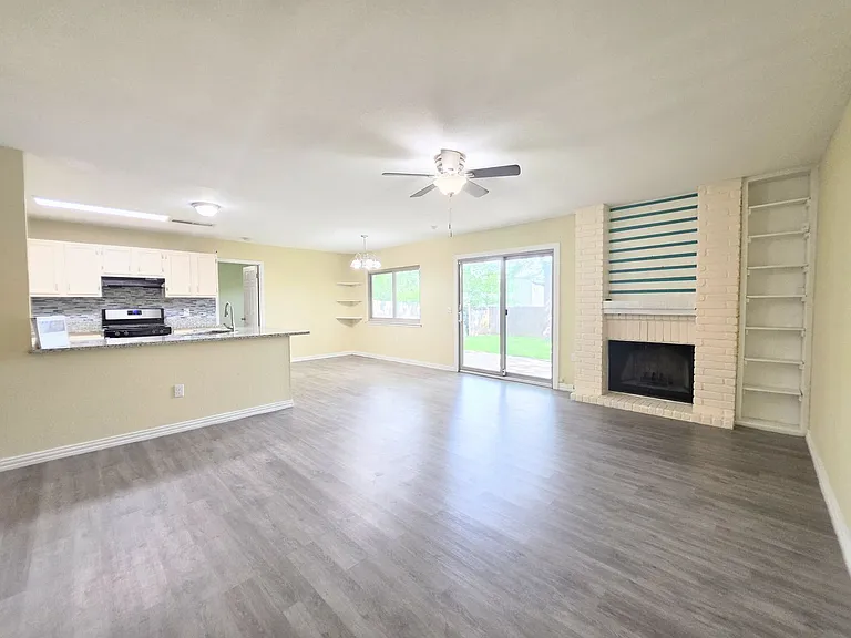 5931 Autumn Lake — Photo 7