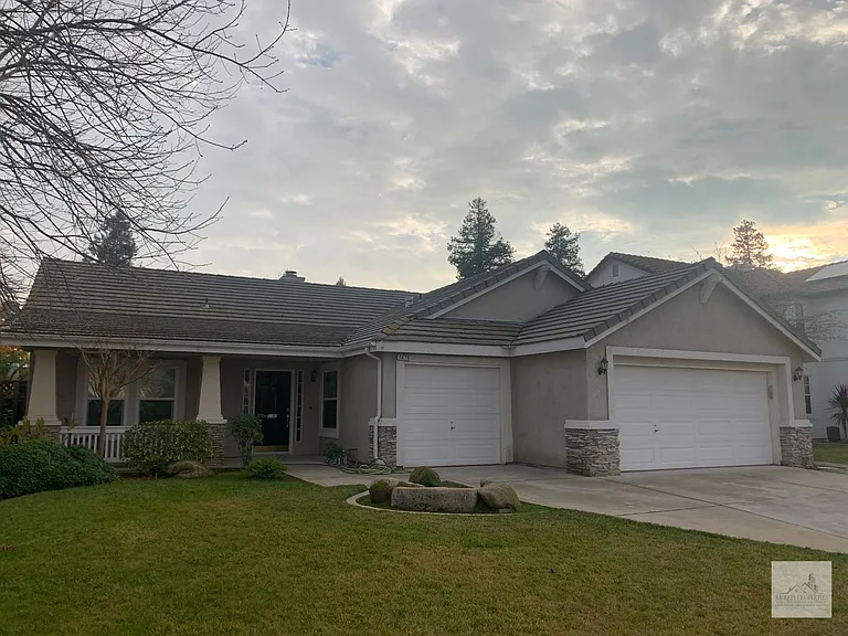 1679 E La Quinta Dr — Photo 1