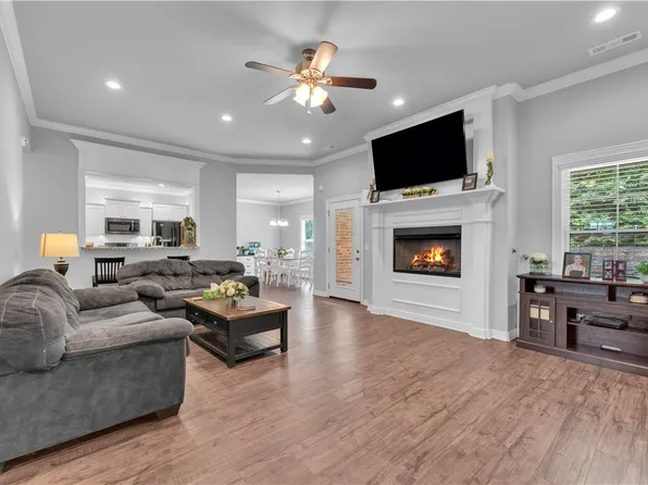 1441 Colonel McNeil Dr, Prairie Grove, AR 72753